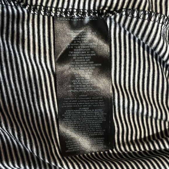 Guess black and white T-shirt/ Size L - Picture 5 of 7